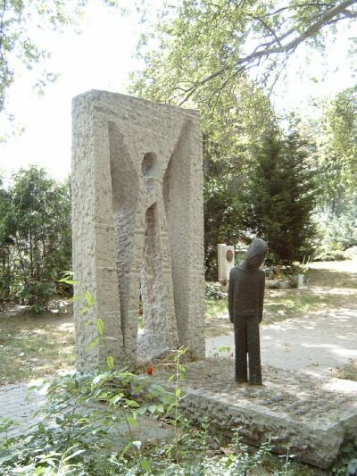 "A szegény kisgyermek" tűnődik Kosztolányi sírján 